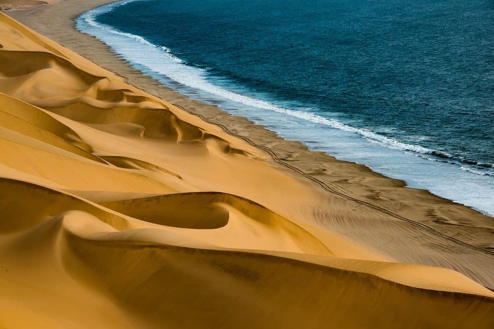 Sandwich Harbour in Namibia: dove le dune del deserto incontrano le onde dell'oceano